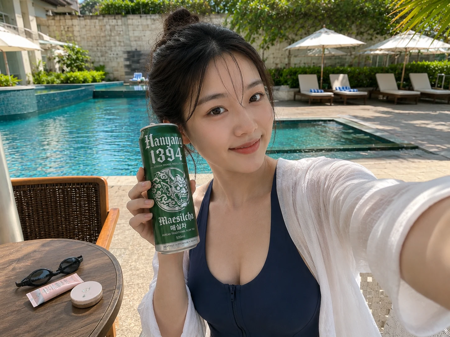 수영장 옆에서 매실차와 보내는 여유로운 오후